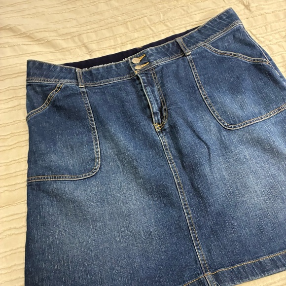 DH Denver Hayes Denim Skirt. Blue. Pockets in front. Zipper and button closure. - Picture 8 of 11